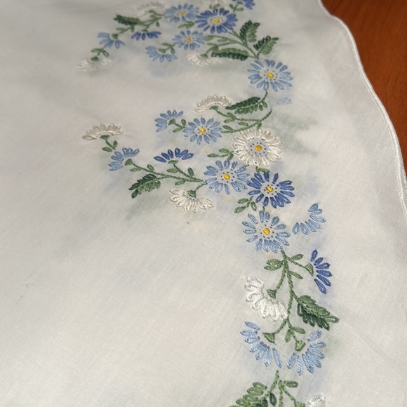 Hand embroidered 60 inch round tablecloth Never used perfect condition - Picture 3 of 6